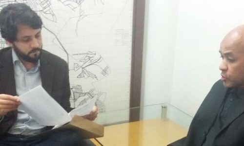 Vereador entrega relatório de audiência pública ao prefeito de VR